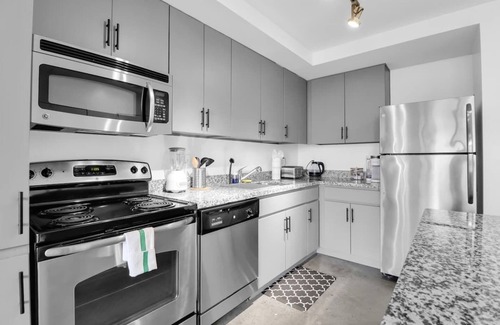 Evans Churchill Apartment | Centric 1BR In HEART of DTPHX Free Garage Parking