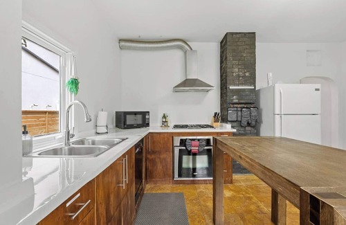 Richmond House | Century Casa - 3BDR, Sauna, Parking, Character