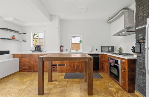 Richmond House | Century Casa - 3BDR, Sauna, Parking, Character