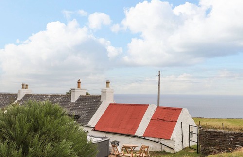 Berriedale Cottage | CEOL-NA-MARA, pet friendly, with hot tub in Dunbeath