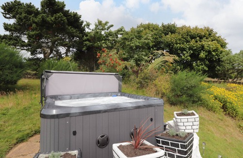 Berriedale Cottage | CEOL-NA-MARA, pet friendly, with hot tub in Dunbeath