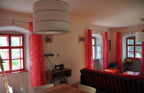 Vyhne House | cerveny dom