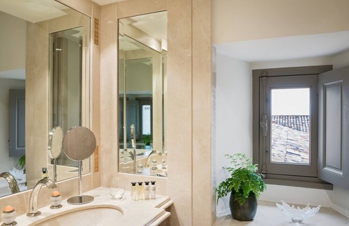 Bommes Hotel | Château Lafaurie-Peyraguey Hôtel & Restaurant LALIQUE