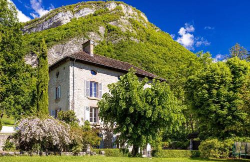 Lumbin House | Château Monts Blancs