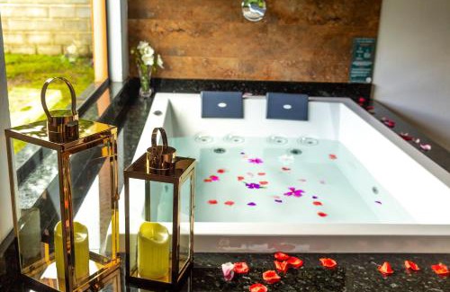 Costas House | Chalé Canto do Galo 1 - Hidro da Jacuzzi, Lareira Ecológica, Cozinha Completa, Wi-Fi 80mbps, próximo a comércio local e relaxando ao som do riacho