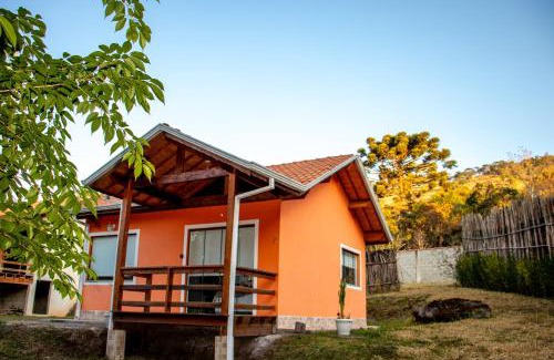 Costas House | Chalé Canto do Galo 2 - Hidro da Jacuzzi, Lareira Ecológica, Cozinha Completa, Wi-Fi 80mbps, próximo a comércio local e relaxando ao som do riacho