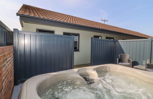 West Heslerton Cottage | CHALET 1, pet friendly, with hot tub in Sherburn