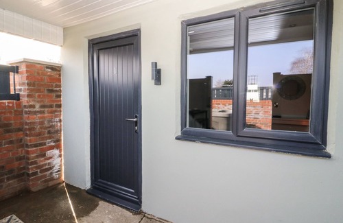 West Heslerton Cottage | CHALET 1, pet friendly, with hot tub in Sherburn