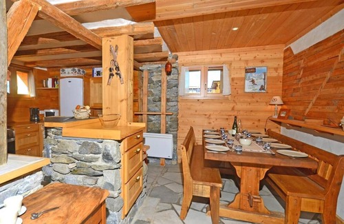 Plan Peisey Ski Chalet | Chalet, 100m from ski slopes, balcony, fireplace or stove, parking, tv, ski locker, 110m²