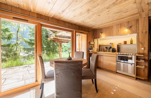 Le Lavancher Ski Chalet | Chalet Ananda. 3 bedrooms, bathroom, sauna and terrace