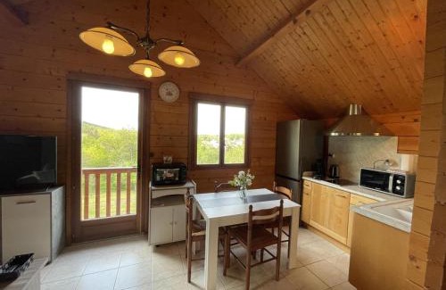 Saint-Bonnet-Troncais Apartment | Chalet avec Clim, Wi-Fi et Animaux Acceptés à Saint-Bonnet-Tronçais - FR-1-489-445