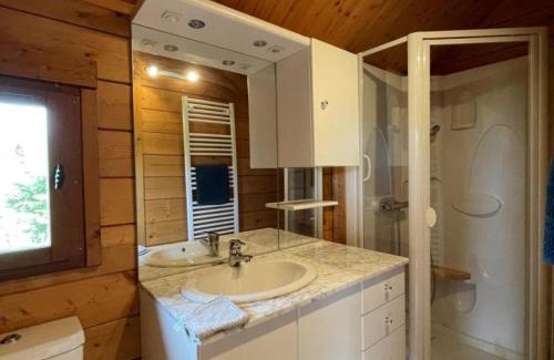 Saint-Bonnet-Troncais Apartment | Chalet avec Clim, Wi-Fi et Animaux Acceptés à Saint-Bonnet-Tronçais - FR-1-489-445