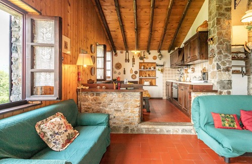 Peglio Apartment | Chalet Bodone, Lovely Private House By Halldis