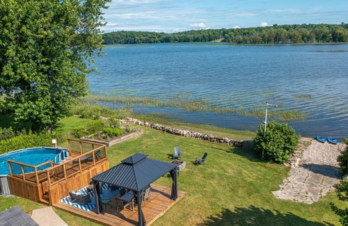Saint-Andre-d'Argenteuil Cabin | Chalet de la rive, swimming pool, waterfront