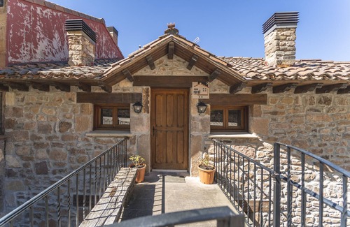 Valle de Valdelaguna Ski Chalet | Chalet 'Casa Rural Las Hoyas Ll' with Mountain View