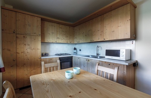 Bormio Apartment | Chalet Ceppo Bormio, ground floor apartment with bay window