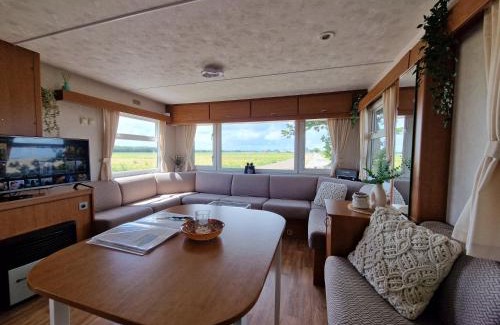 Julianadorp Ski Chalet | Chalet 'Como La Flor' Julianadorp Flowerfields Overview! 'Airconditioning'