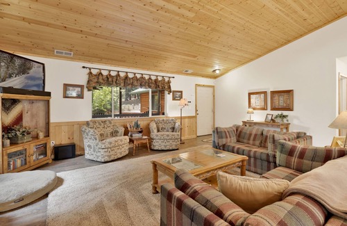 Upper Moonridge Cabin | Chalet d'Or~ Log Cabin Retreat~ Jetted Spa Tub~