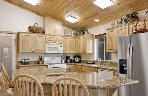 Upper Moonridge Cabin | Chalet d'Or~ Log Cabin Retreat~ Jetted Spa Tub~
