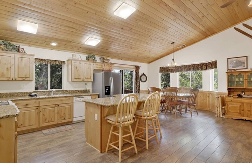 Upper Moonridge Cabin | Chalet d'Or~ Log Cabin Retreat~ Jetted Spa Tub~
