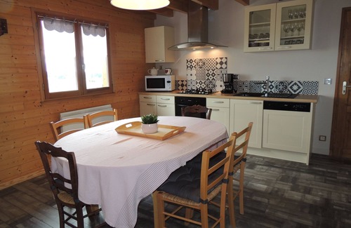 Saint-Genes-Champespe Ski Chalet | Chalet des 4 Saisons: Quiet and views of the village and the Cantal Mountains!