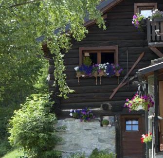 Ronco Bed & Breakfast | "CHALET dei FIORI" room & apartment