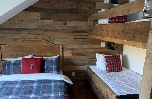 Sainte-Anne-du-Lac Ski Chalet | Chalet des Grands Espaces Verts- with spa and breathtaking waterfront views