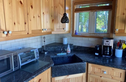 Notre-Dame-du-Portage Ski Chalet | Chalet entre mer et montagne avec vue sur mer et plein soleil et nature