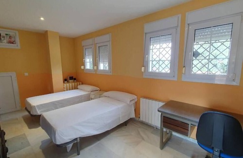 El Brillante Ski Chalet | Chalet en el Brillante, la Mejor Zona de Córdoba Capital Para 10 Personas