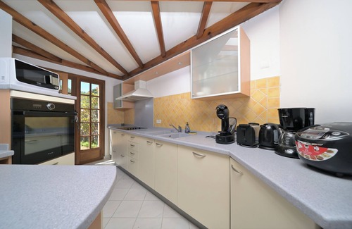 Boutx House | Chalet 'Gite 12 Personnes Boutx' with Mountain View, Private Terrace and Wi-Fi