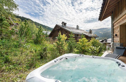 Meribel Village Ski Chalet | Chalet in Méribel, jacuzzi, sauna, 5 bedrooms, 14 guests.