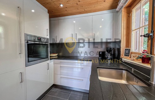 St. Luc Ski Chalet | Chalet individuel de 2 étages pour 9 personnes d'une surface estimée à 100m2. Le chalet se situe sur