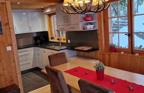 St. Luc Ski Chalet | Chalet individuel de 2 étages pour 9 personnes d'une surface estimée à 100m2. Le chalet se situe sur