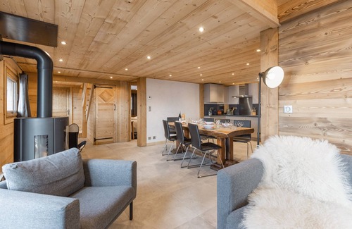 Manigod Ski Chalet | Chalet 'Karavi' with Mountain View, Shared Pool and Wi-Fi