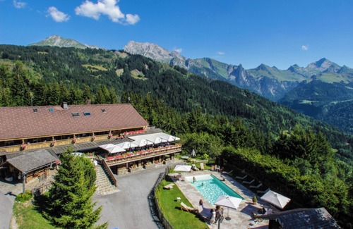 Manigod Ski Chalet | Chalet 'Karavi' with Mountain View, Shared Pool and Wi-Fi