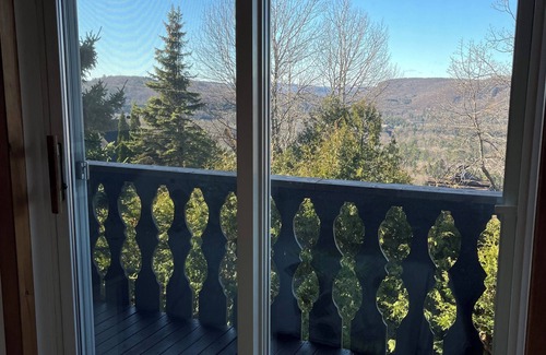 Piedmont Ski Chalet | Chalet Laurentides. Ski in/Ski out