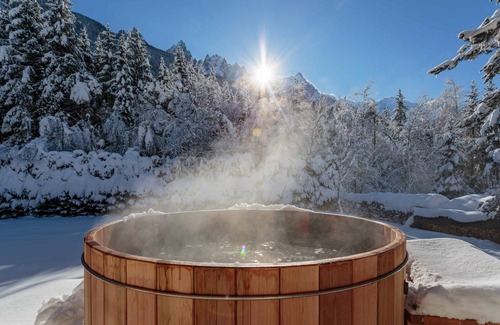 Les Praz-de-Chamonix Ski Chalet | Chalet le Tricouni - sleeps 10 guests in 5 bedrooms with Nordic Bath