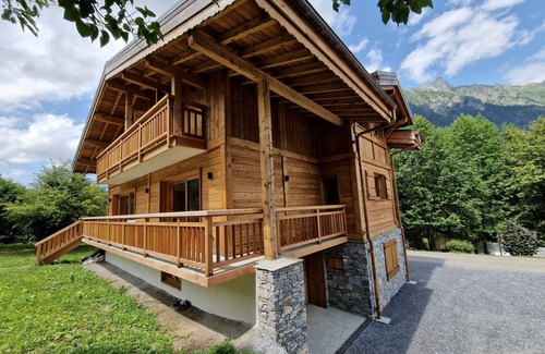 Chamonix-Mont-Blanc Ski Chalet | Chalet Manala au Calme, 1500m2 de Terrain et vue Imprenable!