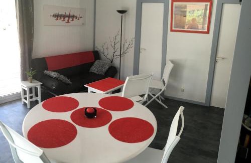 Le Porge Ski Chalet | Chalet orange naturiste la Jenny