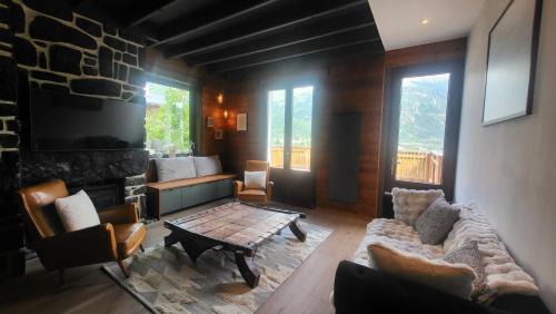 Saint-Lary-Soulan Ski Chalet | Chalet Otsoak Chalet privé 3 chambres 6 personnes avec grande terrasse, garage couvert, vue montagnes à St Lary village