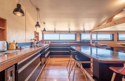 Gruissan Plage Ski Chalet | Chalet 'Passion Loft' with Sea View, Private Terrace and Wi-Fi