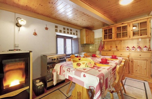 La Salle Cabin | Chalet 'Petite Maison Des Alpes' with Mountain View and Balcony