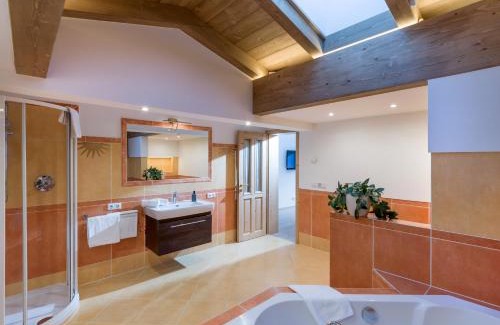 Kitzbuehel Ski Chalet | Chalet Weinberg Top 1 & Top 2 by Apartment Managers
