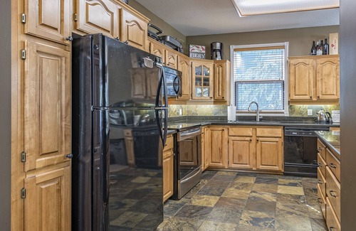 Silver Star Mountain House | Chalet with two master bedrooms, two bunk rooms, hot tub-pet-friendly!