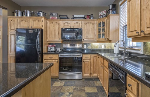 Silver Star Mountain House | Chalet with two master bedrooms, two bunk rooms, hot tub-pet-friendly!
