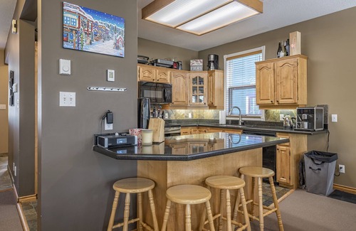 Silver Star Mountain House | Chalet with two master bedrooms, two bunk rooms, hot tub-pet-friendly!