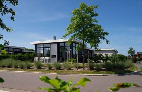 Linden House | Chalet with 3 bedrooms, a terrace and a jetty