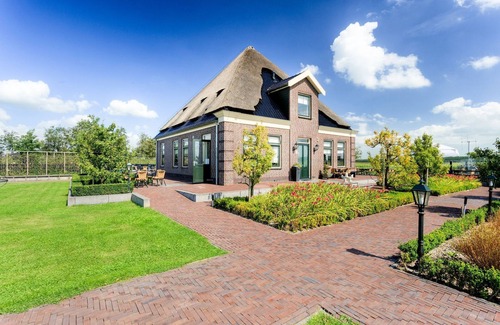 Berkhout Ski Chalet | Chalet with dishwasher near Hoorn