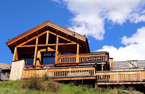 Vars Ski Chalet | Chalet with Ski Slope Views, Jacuzzi & Cinema Room