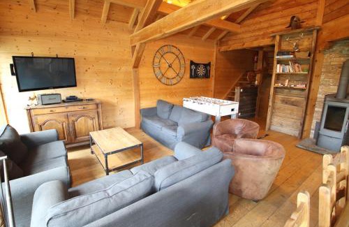 Vars Ski Chalet | Chalet with Ski Slope Views, Jacuzzi & Cinema Room